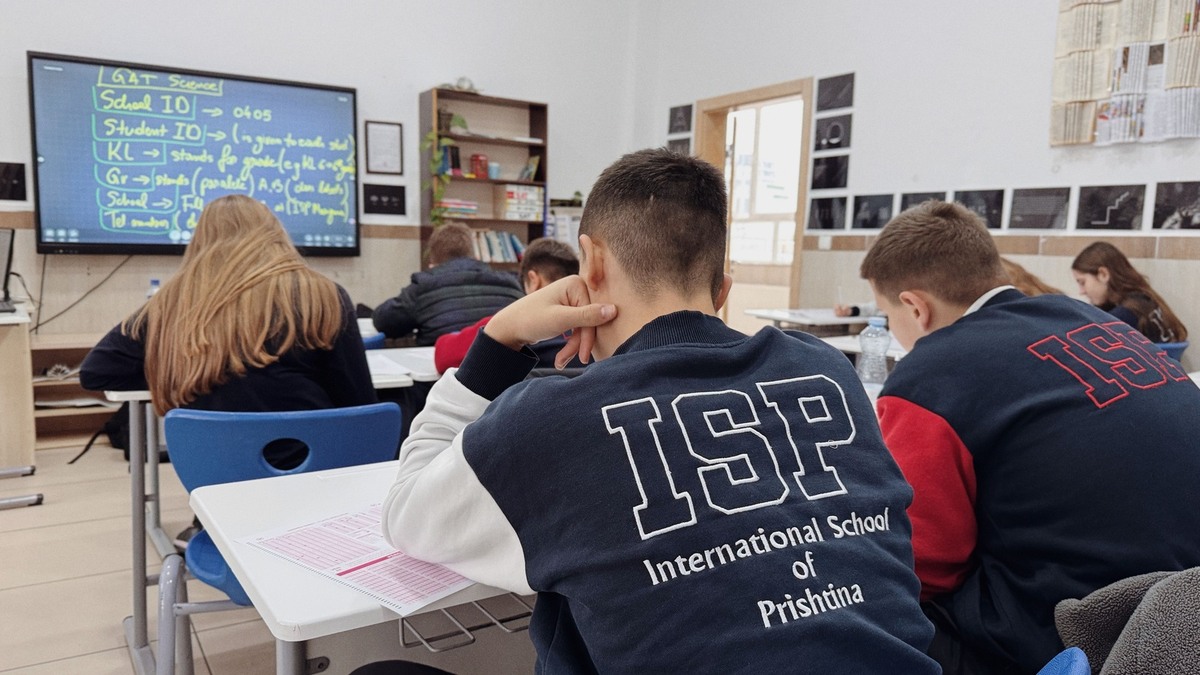 Ученици в светла класна стая