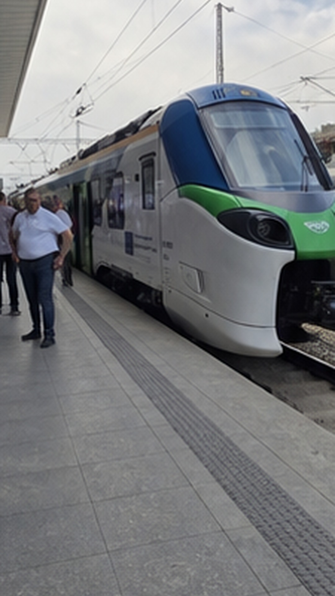 Точен модерен електрически влак Alstom Coradia Stream без лога на Централна гара София